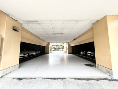 【駐車場】 | ライオンズマンション厚木 | 中庭（パティオ）とは、一つの建築物の内部に設けられた、壁などで囲われている庭のことを指します。コの字型、ロの字型が主流ですが、L字型の中庭もあります。最近では、インテリア性の高さからも人気があります。