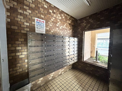 【その他】 | ライオンズマンション厚木 | エントランス付近に設置されている集合ポストは、住んでいる部屋と離れているため、ポストをあさるなど誰かに何かされていても被害に気づきにくいです。入居する時には他人に特定されにくい番号で鍵をかけましょう！