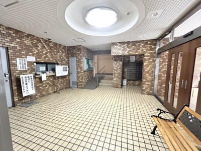 【その他】 | ライオンズマンション厚木 | 受付はマンションコンシェルジュがいる場合もあれば、管理人が滞在する小部屋を総称して呼ぶことがあります。主にエントランスに設置されていることから、防犯面でも期待ができます。防犯設備がない場合はより安心！