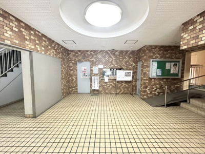 【エントランス】 | ライオンズマンション厚木 | ロビーというと、エントランスと何がちがうの？と思いますよね。実はロビーとエントランスには明確な決まりはありません。物件によっては、エントランスを入って広がるある程度の広さのある空間がロビーとなります。
