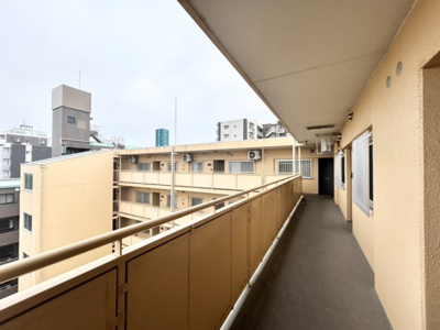 【バルコニー】 | ライオンズマンション厚木 | 共有部分は、住民なら誰もが使える設備のこと。例えば駐車場やエレベーター、インターネット設備、セキュリティ設備などがあります。他にも、マンションの廊下・外部階段やエントランス・ゴミ置き場などがあります。