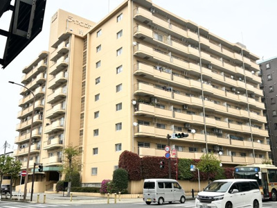 【外観】 | ライオンズマンション厚木 | ＲＣ造、Reinforced Concreteは直訳すると補強されたコンクリートです。主に柱や梁・床・壁が鉄筋とコンクリートで構成おり、鉄筋を組んだ型枠にコンクリートを流し込んで固めたものを指します。