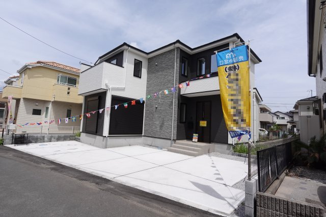 川越市的場　新築戸建　駐車３台の前面道路含む現地写真