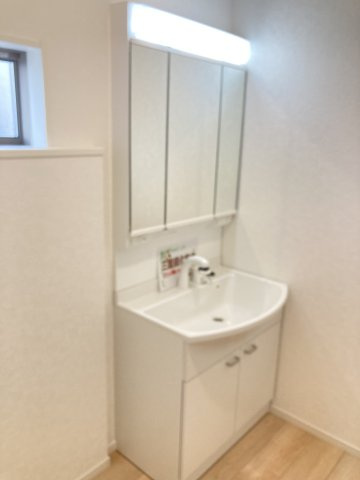 クレイドルガーデン高崎市金古町第17　1号棟の独立洗面台|シャワー水栓付き洗面台＆三面鏡付きで朝の身支度もバッチリです！
洗面台には収納スペースもあり洗面室もすっきり片付きますよ！