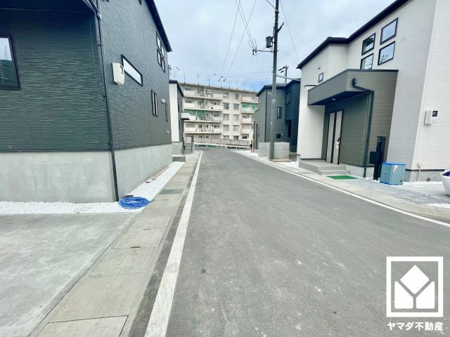 大津市坂本8丁目　2号棟の前面道路含む現地写真