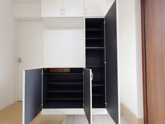 【中古戸建】伊勢崎市韮塚町の収納|■玄関｜ご家族の靴がたくさんしまえる下駄箱付き。お子様の靴がこれから増えても安心な大きさです。