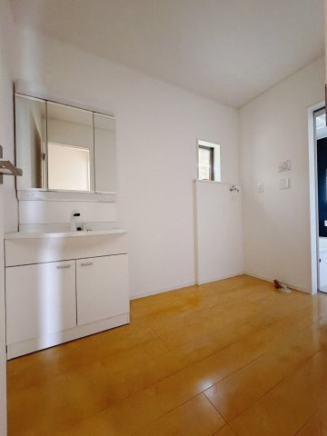 【中古戸建】伊勢崎市韮塚町の独立洗面台|■洗面室｜ゆとりのある洗面脱衣室ではお子様と並んで歯磨きもできるので一緒に成長を楽しめます♪ひろびろとした洗面室で、朝の準備も楽しくなります☆.