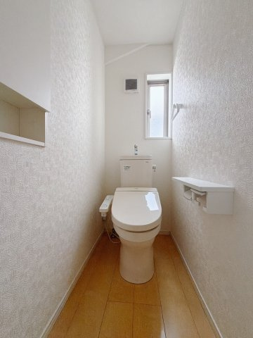 【中古戸建】伊勢崎市韮塚町のトイレ|■トイレ｜1階、2階にもトイレをご用意しております♪窓付きなので常に換気もでき、綺麗保てます♪