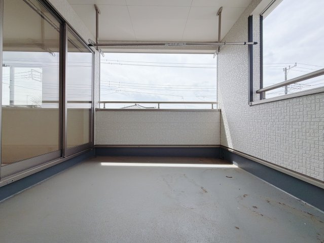【中古戸建】伊勢崎市韮塚町のバルコニー|■バルコニー｜広さが特徴的なワイドバルコニー♪お子様が小さいうちはプールを置いて遊ぶこともできます。大切なペットも安心して走り回れる広さを確保しております。お布団もたくさん干せて便利です！
