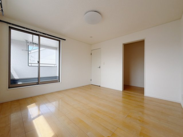 【中古戸建】伊勢崎市韮塚町の寝室|■主寝室｜ダブルベッドを置いても充分な広さを2Ｆのお部屋に設けております。お子様と家族みんなで寝るのも夢じゃありません♪窓からは光が差し込むので日中でも明るいお部屋です。