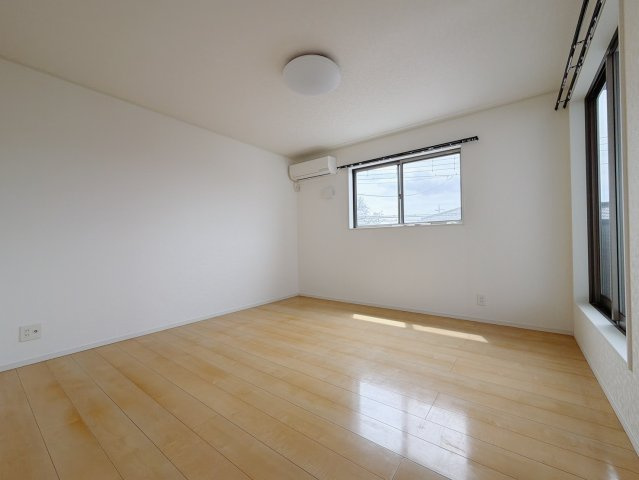 【中古戸建】伊勢崎市韮塚町の寝室|■主寝室｜ベッドやテレビなどの大き目の家具を置いても余裕のある広々主寝室です♪家事やお仕事にお疲れなパパ・ママがゆっくりと過ごせる空間です♪