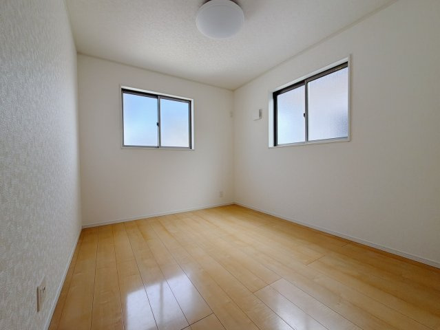【中古戸建】伊勢崎市韮塚町の洋室|■2階洋室｜2面採光で明るい2階の洋室。全部屋フローリングなので、お掃除がしやすいです♪大きな収納もあって嬉しい！