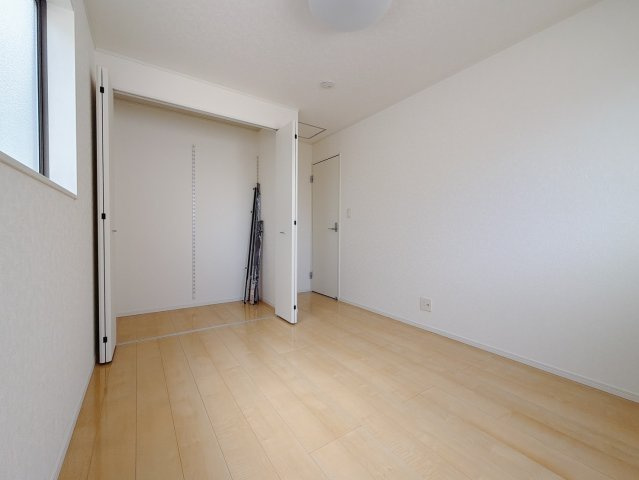 【中古戸建】伊勢崎市韮塚町の洋室|■2階洋室｜ナチュラルカラーの床です。模様替えなどとても楽しく工夫できます♪陽当たり、風通しもとても良いので毎日快適な生活スタートです！子供部屋にも良いですね♪