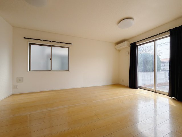 【中古戸建】伊勢崎市韮塚町の居間・リビング|■リビング｜大きい窓からあたたかいたっぷりの光が入ります♪開放的な空間で毎日をもっと快適に♪