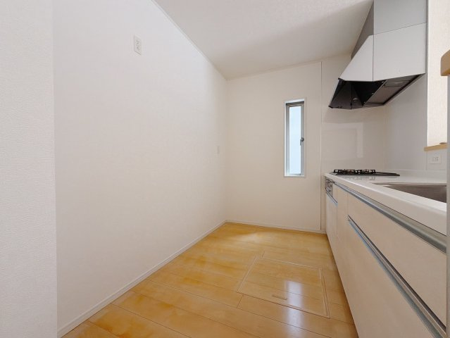 【中古戸建】伊勢崎市韮塚町のキッチン|■キッチン｜ワークトップの幅が広く、お子様といっしょにお料理をつくったり、ちょっとしたパーティーも楽しめます。フラットなのでお掃除がしやすいのもポイントです