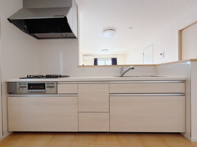 【中古戸建】伊勢崎市韮塚町のキッチン|■キッチン｜作業がはかどる広々カウンタースペース。会話がはずむ「オープンキッチン」なので家族とのコミュニケーションも活発になります。