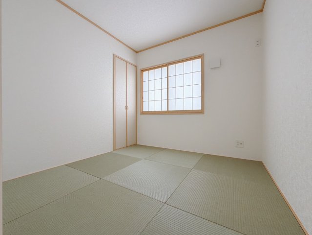 【中古戸建】伊勢崎市韮塚町の和室|■1階和室｜和室でしか味わえない畳ならではの香りや素材で和のやすらぎを感じてください♪休日はお子様とお昼寝するのにも最適です！