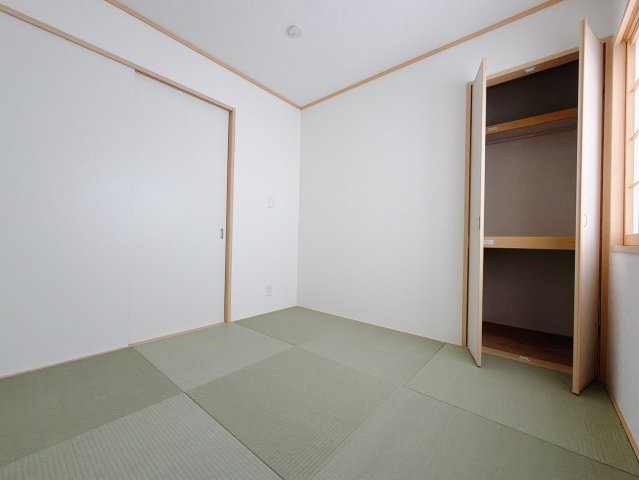 【中古戸建】伊勢崎市韮塚町の和室|■1階和室｜和室を書斎にしたり、冬にはコタツを敷いて家族みんなで年越しをするのもいいですね。家族みんなのお気に入りの空間になります♪
