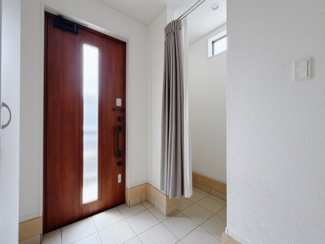 【中古戸建】伊勢崎市韮塚町の玄関|■玄関｜「玄関から、我が家を心地よく。自然の風や光を感じられる気持ちのいい玄関へ。」永く居心地のいい暮らしを演出する快適性能と安心を両立させたドアを採用しました！