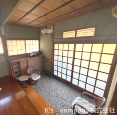 ■中郡大磯町国府新宿　建築条件なし　売地のその他|玄関スペース◇玄関には窓からの明るい日差しが届く趣のある空間☆