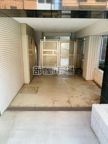 ライジングプレイス両国三番館のエントランス