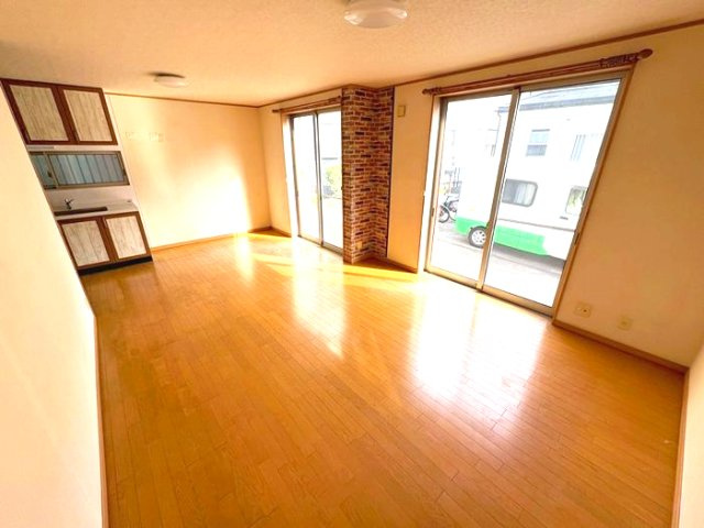 平塚市真田4丁目　中古戸建の居間・リビング|使いやすいリビングです