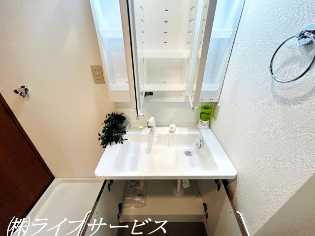 【洗面所】 | ペルル加島 | 三面鏡付きの洗面化粧台／鏡面裏と下部に収納がございます！