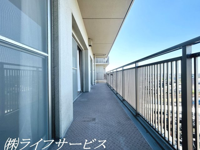 【バルコニー】 | ペルル加島 | バルコニー／引き回しバルコニーは広々約２５平米！南向きと西向きのバルコニー！