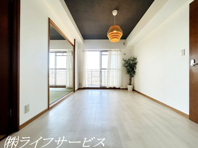 【居間・リビング】 | ペルル加島 | リフォーム済につき即入居可！南西角部屋！広々バルコニー！