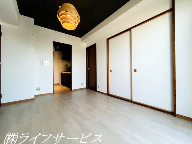【居間・リビング】 | ペルル加島 | リフォーム済につき即入居可！南西角部屋！広々バルコニー！