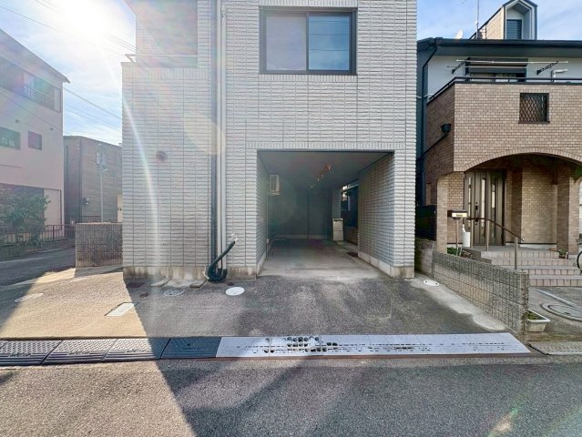 草津市野路2丁目　中古戸建ての駐車場