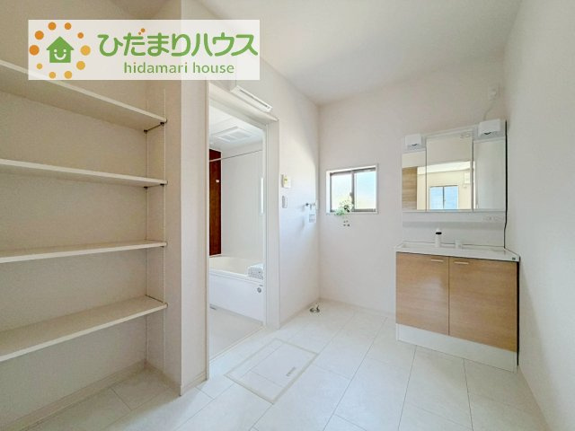 【独立洗面台】 | 常総市本石下第1期　新築戸建　11号棟 | 三面鏡の大きな鏡は憧れます(^^♪
鏡の後ろは収納となっていて、細かいものでも収納できるのでスッキリと整理できます！