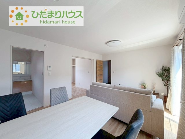 【居間・リビング】 | 常総市本石下第1期　新築戸建　11号棟 | リビングの大きな窓からは、暖かな日の光が降り注ぎます・・・