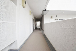 【その他共用部分】 | 共用廊下です。ここもきれいに清掃されています。周囲のお部屋の様子も、ぜひ伺ってみてください。～即日のご見学可能～　お問合せはお気軽にどうぞ。