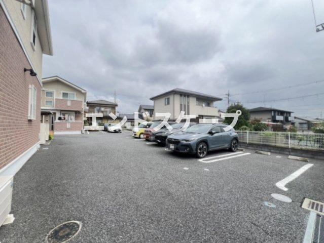 エアリーⅠの駐車場|高崎、前橋のお部屋探しはエンドスケープまで！お客様の理想お聞かせ下さい♪