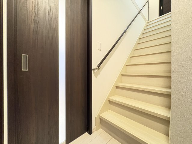 本巣郡北方町 曲路東１丁目（北方真桑駅） 2階建 ４ＳＬＤＫのその他|階段部分（1階から）