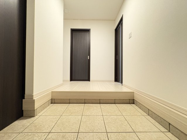 本巣郡北方町 曲路東１丁目（北方真桑駅） 2階建 ４ＳＬＤＫの玄関