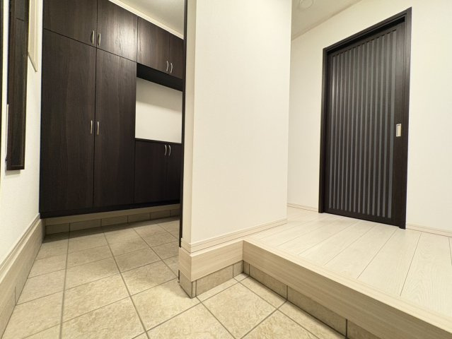 本巣郡北方町 曲路東１丁目（北方真桑駅） 2階建 ４ＳＬＤＫの玄関