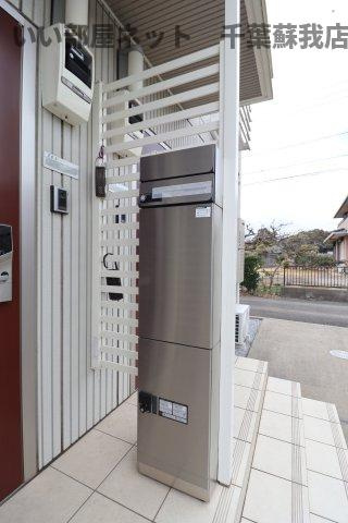 D-ROOM Westのエントランス|宅配ボックスがあると、自分の時間を有効活用できますね！