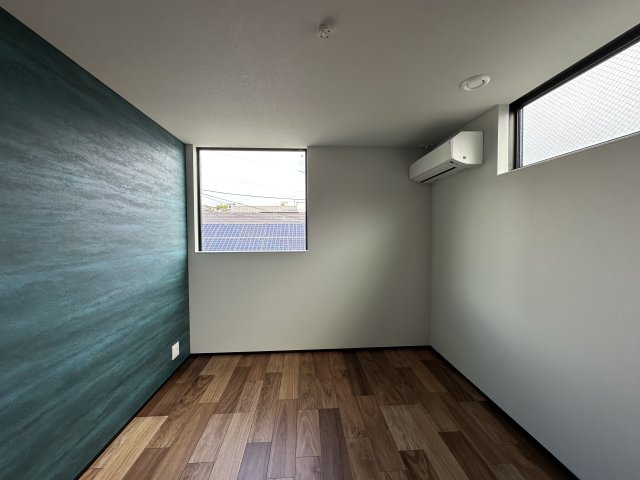 北名次町高性能住宅の洋室|落ち着いたグリーンのアクセントクロスが、安らぎと心地よさを演出する空間。自然を感じるやさしい色合いが