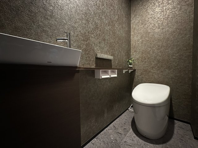 北名次町高性能住宅のトイレ|スタイリッシュなタンクレストイレを採用し、空間をすっきりとした印象に。デザイン性と使いやすさを両立し