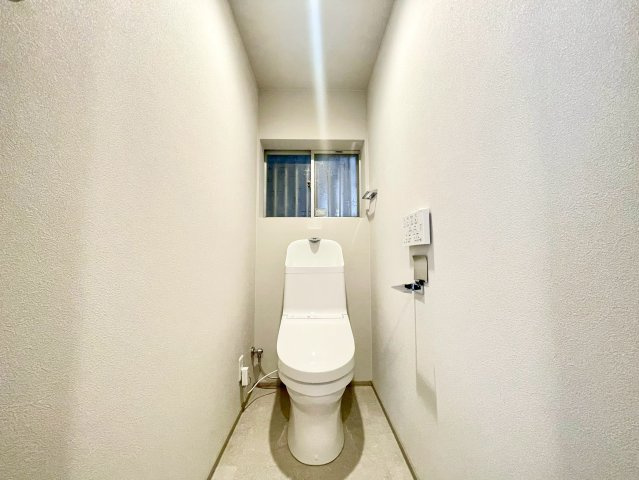 阿倍野区播磨町１丁目のトイレ|小窓付きで換気もしやすく、明るさも感じられるトイレスペースです♪
