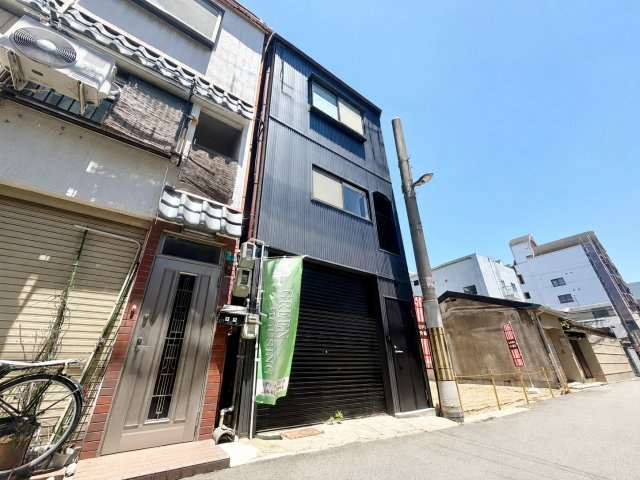 阿倍野区播磨町１丁目の前面道路含む現地写真|前面にシャッター付きで、防犯面やプライバシーにも配慮された設計です♪