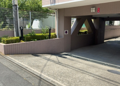 【中庭】 | ライオンズマンション八王子北野 | 中庭（パティオ）とは、一つの建築物の内部に設けられた、壁などで囲われている庭のことを指します。コの字型、ロの字型が主流ですが、L字型の中庭もあります。最近では、インテリア性の高さからも人気があります。