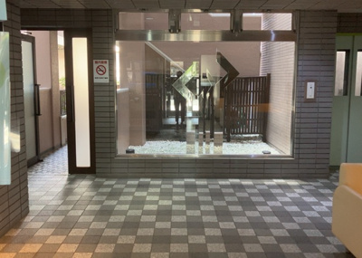 【ロビー】 | ライオンズマンション八王子北野 | ラウンジは、マンションの共用スペースに椅子やテーブルなどを配置した利用者が寛げる空間です。屋内型ラウンジと屋外型ラウンジがあります。共用部分の管理状況と合わせて、詳細については現地でご確認ください。