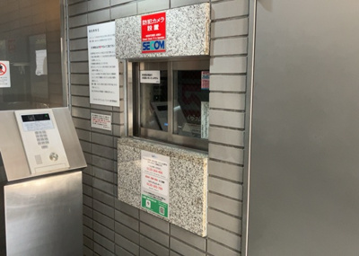 【受付】 | ライオンズマンション八王子北野 | 受付はマンションコンシェルジュがいる場合もあれば、管理人が滞在する小部屋を総称して呼ぶことがあります。主にエントランスに設置されていることから、防犯面でも期待ができます。防犯設備がない場合はより安心！