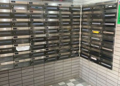 【設備】 | ライオンズマンション八王子北野 | エントランス付近に設置されている集合ポストは、住んでいる部屋と離れているため、ポストをあさるなど誰かに何かされていても被害に気づきにくいです。入居する時には他人に特定されにくい番号で鍵をかけましょう！