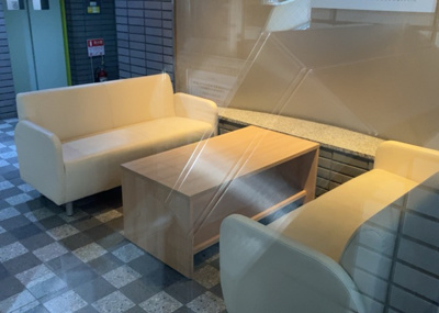 【ロビー】 | ライオンズマンション八王子北野 | ロビーというと、エントランスと何がちがうの？と思いますよね。実はロビーとエントランスには明確な決まりはありません。物件によっては、エントランスを入って広がるある程度の広さのある空間がロビーとなります。