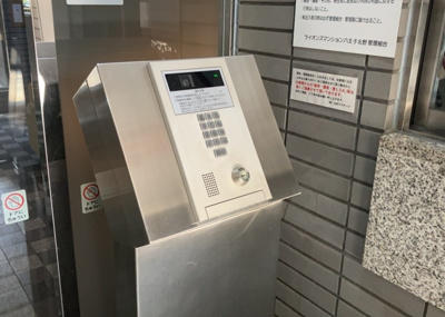 【防犯設備】 | ライオンズマンション八王子北野 | 当然のことではありますが、オートロックやセンサーライト、ホームセキュリティーなどの防犯設備があれば、小さいお子様がいるご家庭も安心ですよね！まず物件購入の際は、防犯設備もチェックするようにしましょう。