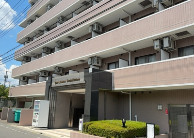 【外観】 | ライオンズマンション八王子北野 | 隣家の土地はどうなっているのか、生活利便施設が近くにあるのか、学校まで近いかなど、お客様のライフスタイルにあわせたイメージが重要です。また、近くにあると困る施設が近くにないかも確認するといいでしょう。